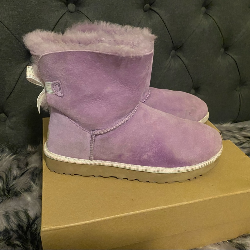 Ugg RARE lavender w/mini Bailey bow! Like new!